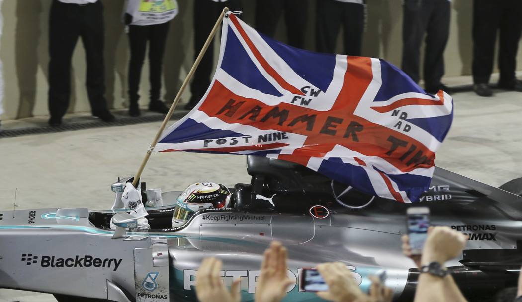 23 novembre 2014. Il Circuito di Abu Dhabi consacra la vittoria finale di Lewis Hamilton. Gara e titolo mondiale con 384 punti dopo un campionato esaltante per la Mercedes che vince anche il titolo costruttori con 701 punti totali. Al secondo posto della classifica finale piloti Nico Rosberg a 317 punti, segue terzo Daniel Ricciardo, Red Bull, a 238 punti. Per la cronaca, sul circuito di Abu Dhabi, il secondo e terzo posto se lo aggiudicano rispettivamente il brasiliano Massa e il finlandese Bottas, entrambi Williams. (Ap)